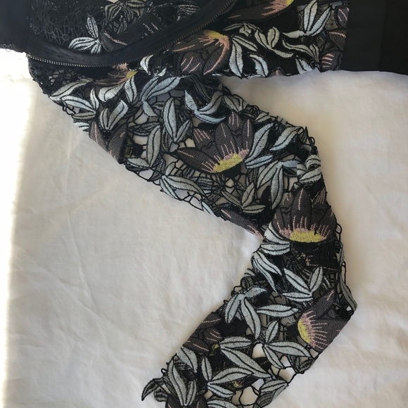 Beautiful laced dress with draped bottom - Picture 7 of 7